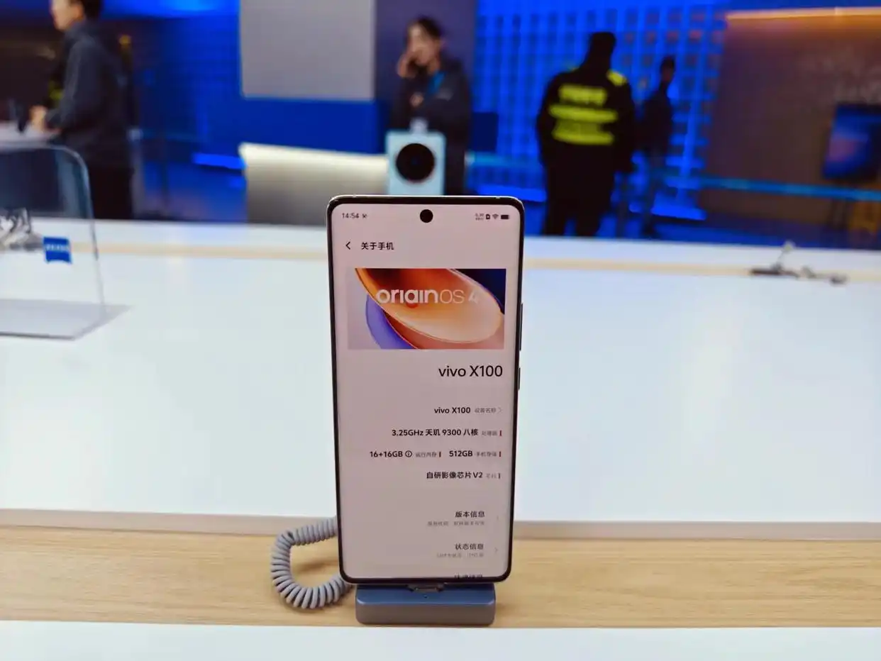 “牙膏挤爆”、起售价相同，vivo X100与小米14针锋相对？